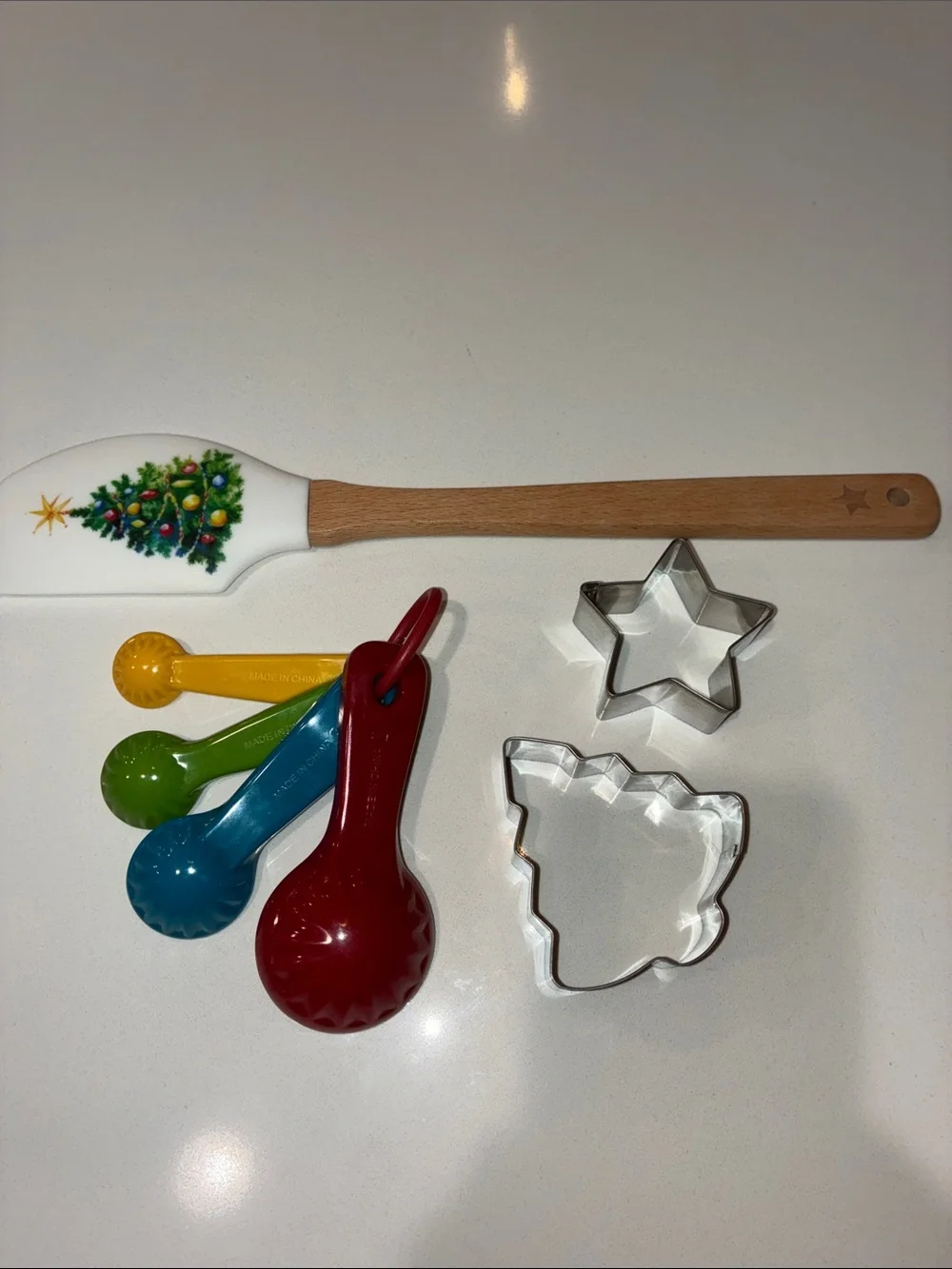 HOLIDAY TREE Silicone Spatula With Wooden Handle NWOT, Measuring Spoons &Cutters